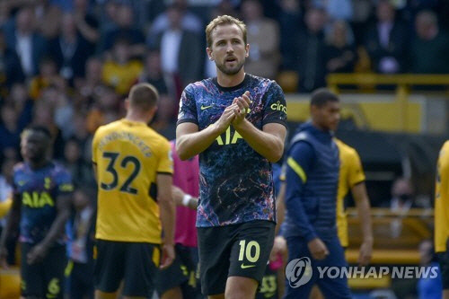 울버햄프턴전 끝나고 박수치는 케인[AP=연합뉴스]